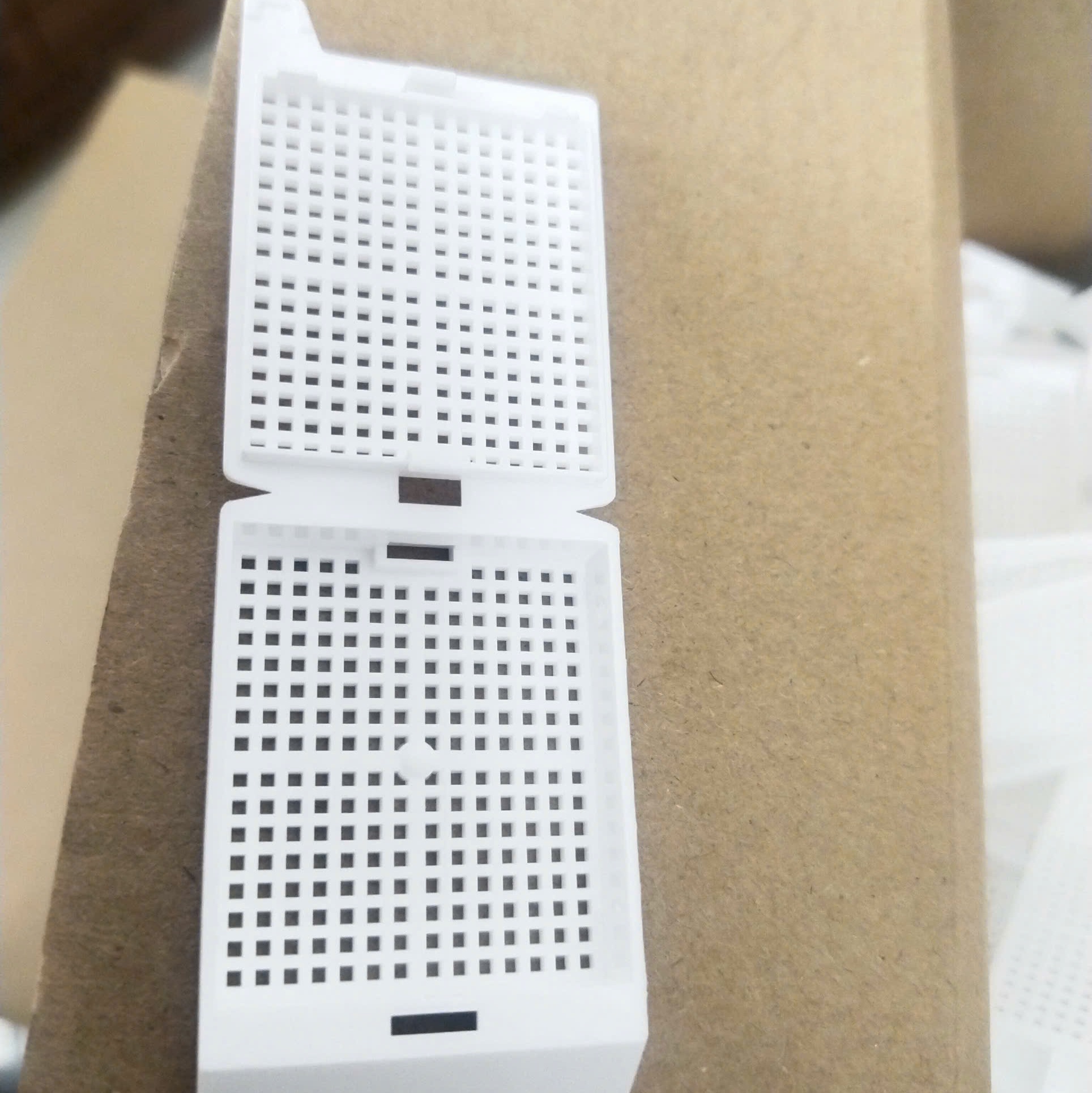 Embedding cassette (cassette đúc mô lỗ nhỏ)