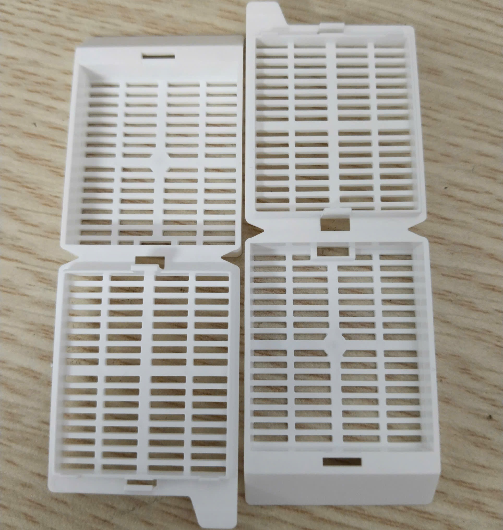 Embedding cassette (cassette đúc mô lỗ to)