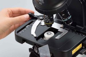 Cách sử dụng kính hiển vi đúng kỹ thuật từ A–Z cho người mới