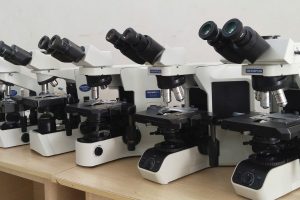 KÍNH HIỂN VI KHÔNG SOI ĐƯỢC? 10 NGUYÊN NHÂN KỸ THUẬT & CÁCH KHẮC PHỤC CHUẨN PHÒNG LAB